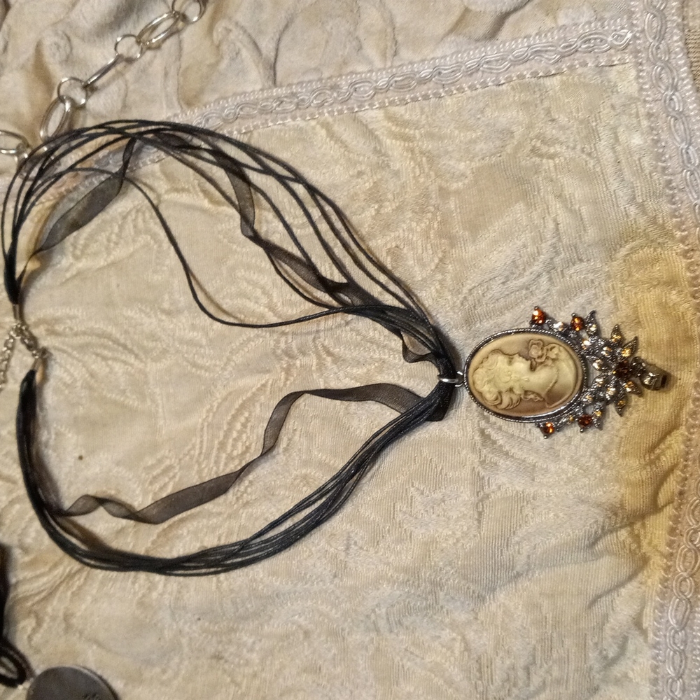 D-32 jewelry lot - Picture 2 of 6